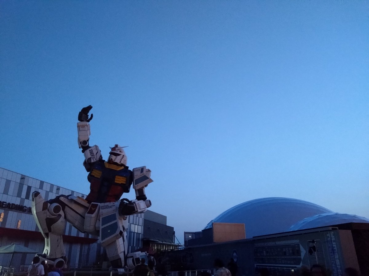 オールナイト万博でしか見られない夜中のガンダムと夜明けのガンダム（笑）