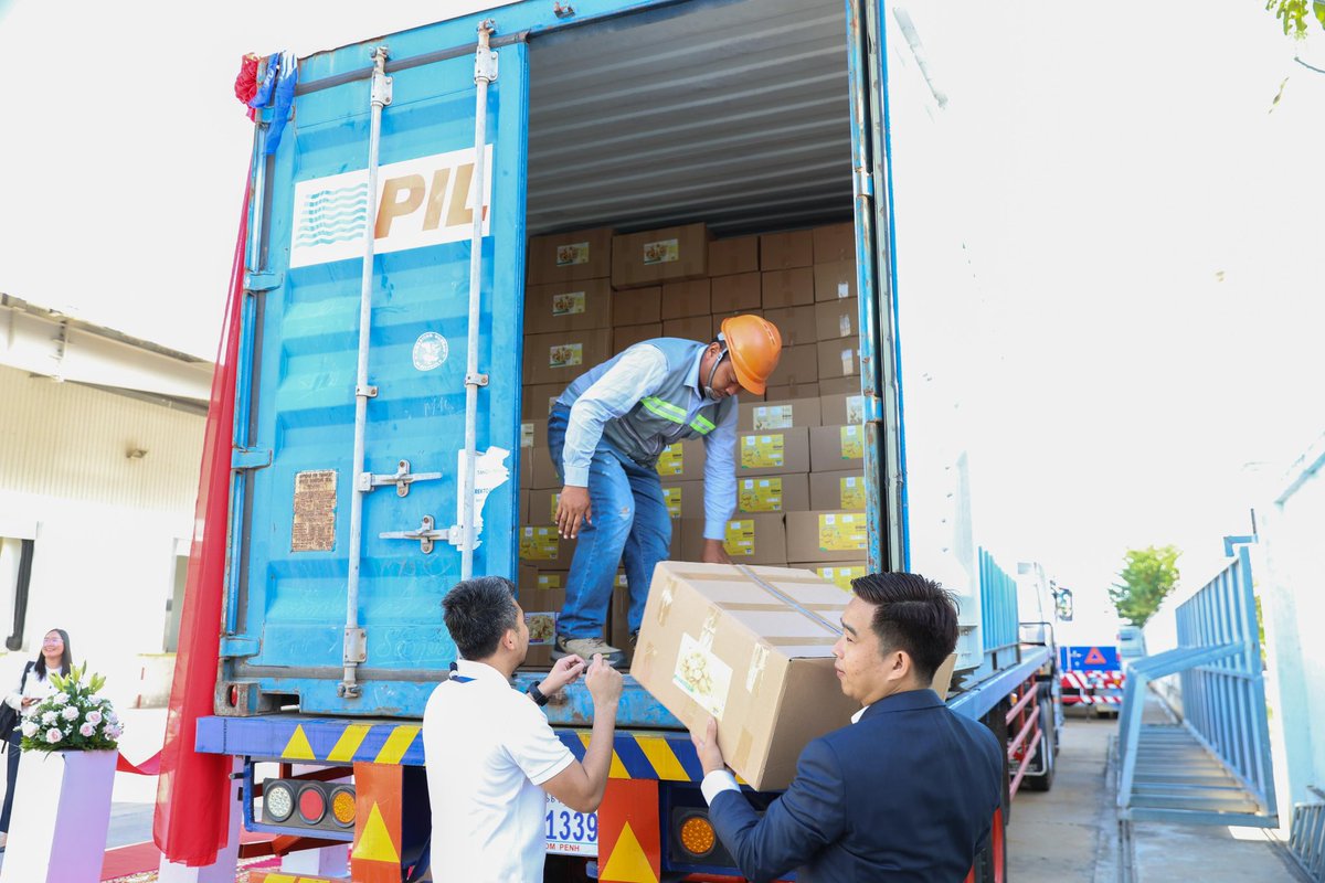 AusEmbPP's tweet photo. Bringing 🇰🇭’s best to the 🌎! 

With strong support from 🇦🇺 through #CAPRED, Cambodian farmers and agrifood processors are exporting delicious Cambodian products to 🌍 markets, including 🇦🇺. 

Joined RTT today to inaugurate its first shipment of cashews and dried fruit to 🇦🇺. https://t.co/J9gu5x8ILq
