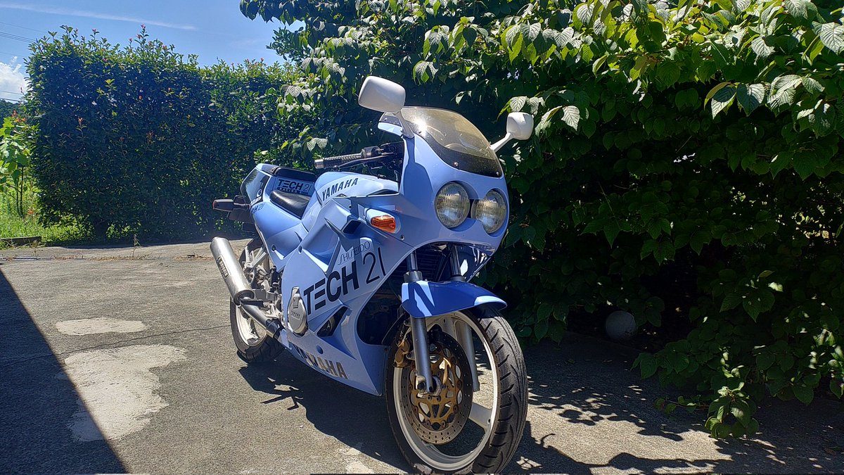 Tech21R's tweet image. 久しぶりにFZRのエンジン始動！
最近乗らないから盆栽バイクになってる😅乗ってやらないとイカンね