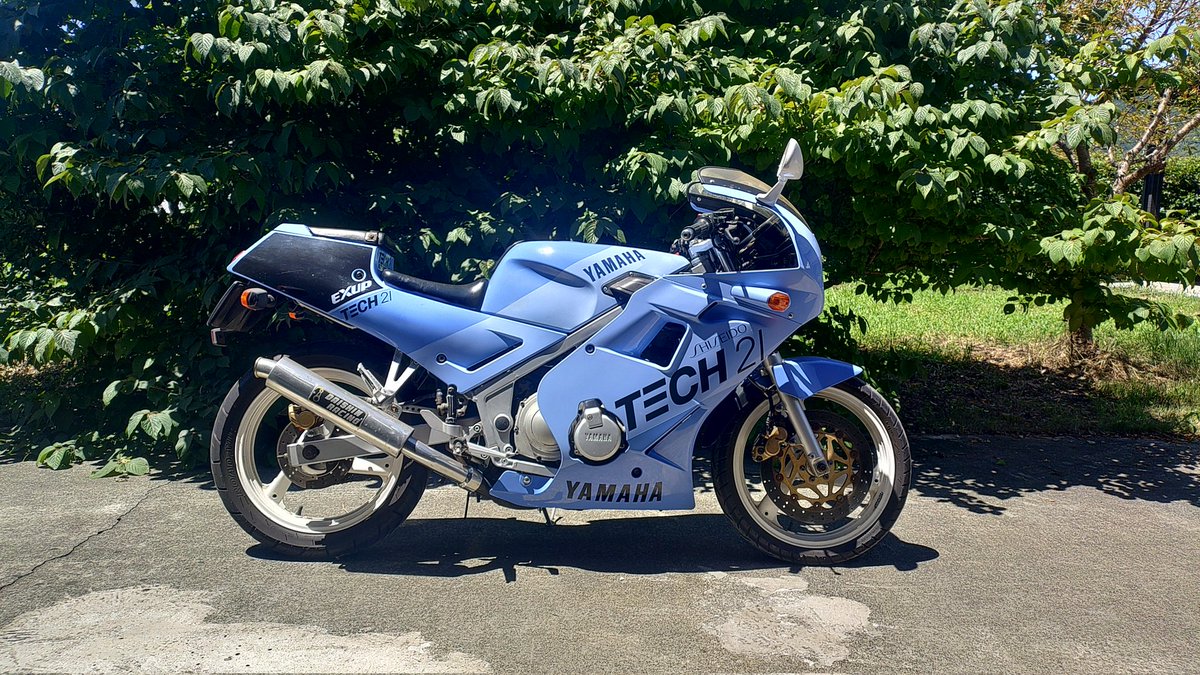 Tech21R's tweet image. 久しぶりにFZRのエンジン始動！
最近乗らないから盆栽バイクになってる😅乗ってやらないとイカンね