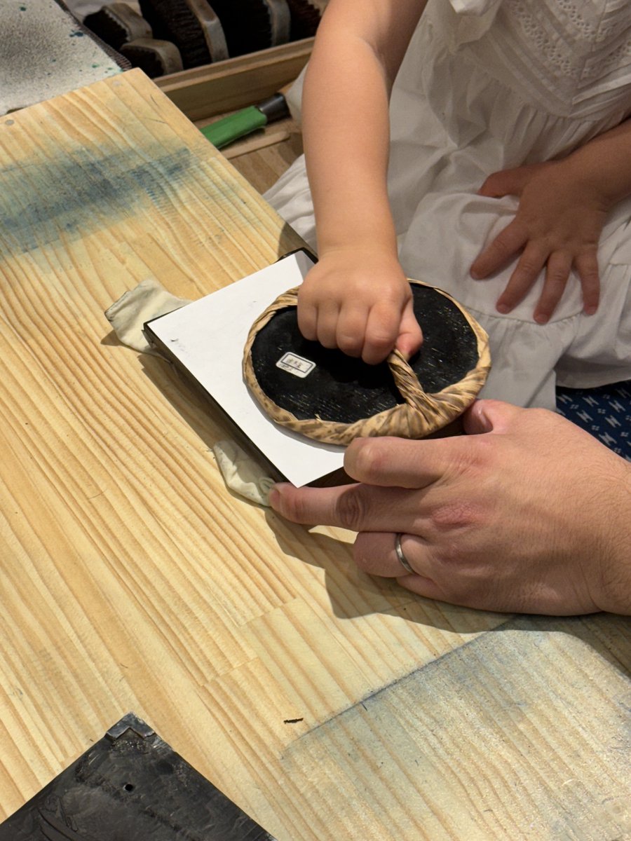 Numabemokuhan's tweet photo. 今日の午前中はRonin Galleryさんでお子さん向けのワークショップイベントを行いました。

未就学児のお子さん方がたくさん参加してくだいました。こちらのお嬢さんは2歳半ですが、上手に摺れていましたよ☺️ https://t.co/bvWqcBPlfm