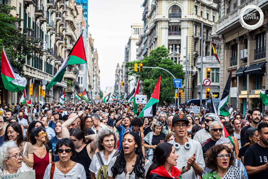 Indie Lovers (@indieloversm) on Twitter photo Centenars de persones van participar ahir en la manifestació per reclamar el final del genocidi del poble palestí i de l'assassinat sistemàtic de periodistes a Gaza.
Detalls i fotogaleria, al lloc web
indielovers.org/la-premsa-cata…
📷 💻 <a href="/Traperinho/">Ignasi Trapero 🎗️🇵🇸</a>
<a href="/Palestina_cat/">Comunitat Palestina Catalunya</a> <a href="/proucomplicitat/">ProuComplicitat #AturemElGenocidi</a> Centenars de persones van participar ahir en la manifestació per reclamar el final del genocidi del poble palestí i de l'assassinat sistemàtic de periodistes a Gaza.
Detalls i fotogaleria, al lloc web
indielovers.org/la-premsa-cata…
📷 💻 <a href="/Traperinho/">Ignasi Trapero 🎗️🇵🇸</a>
<a href="/Palestina_cat/">Comunitat Palestina Catalunya</a> <a href="/proucomplicitat/">ProuComplicitat #AturemElGenocidi</a>