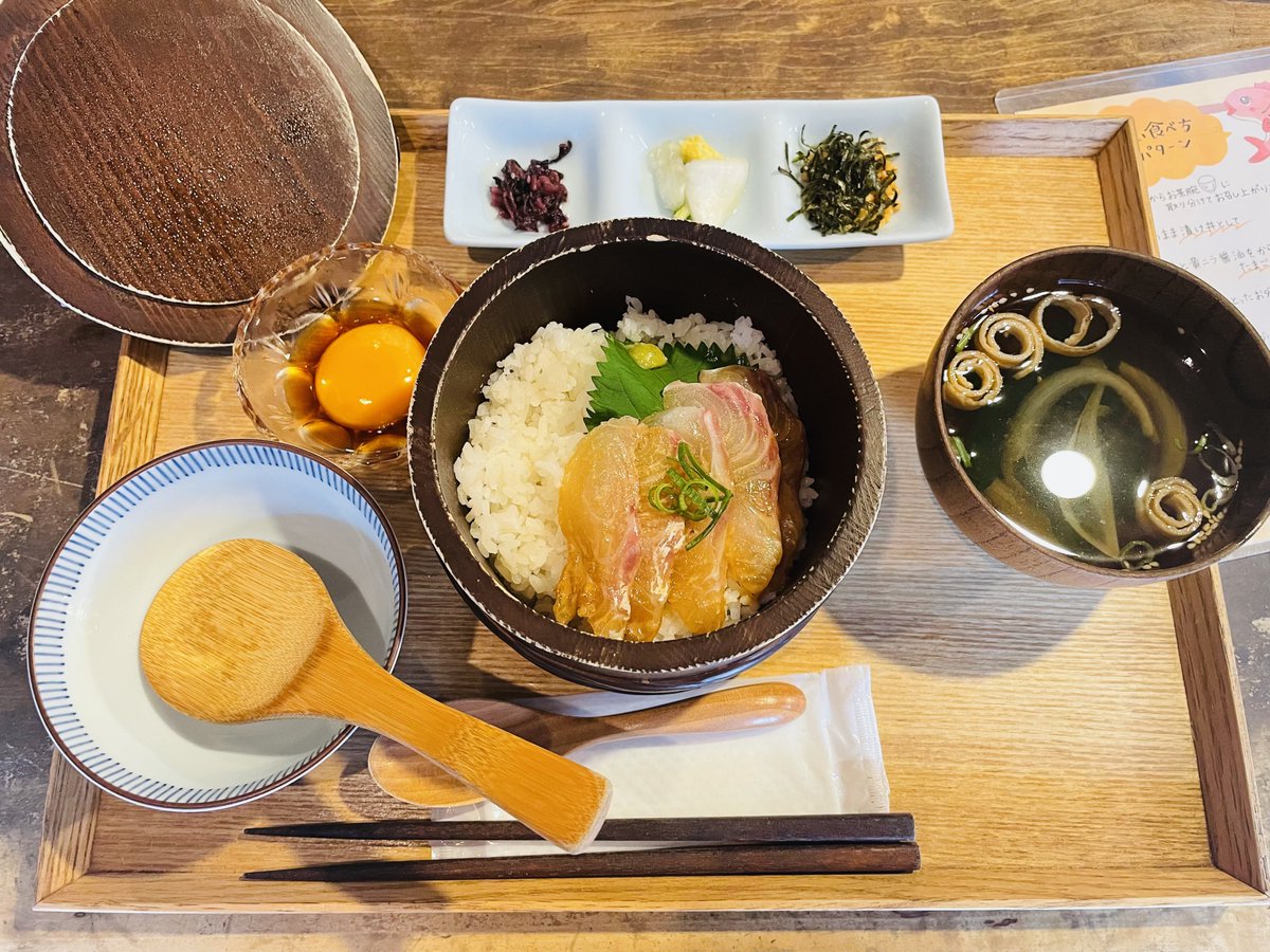 m0_tarou2's tweet photo. プチ旅行美味しいもの食べすぎた😋
頂き物の生麺うどんも美味しすぎて🐷
自分「トッピング何が良い？」
彼「ネギ」
自分「だけ？了解」
このやり取りの後に作ったうどん3枚目w

8月はバタバタだからゲームは気が向いたら🤫 https://t.co/3vh4L8CVc9