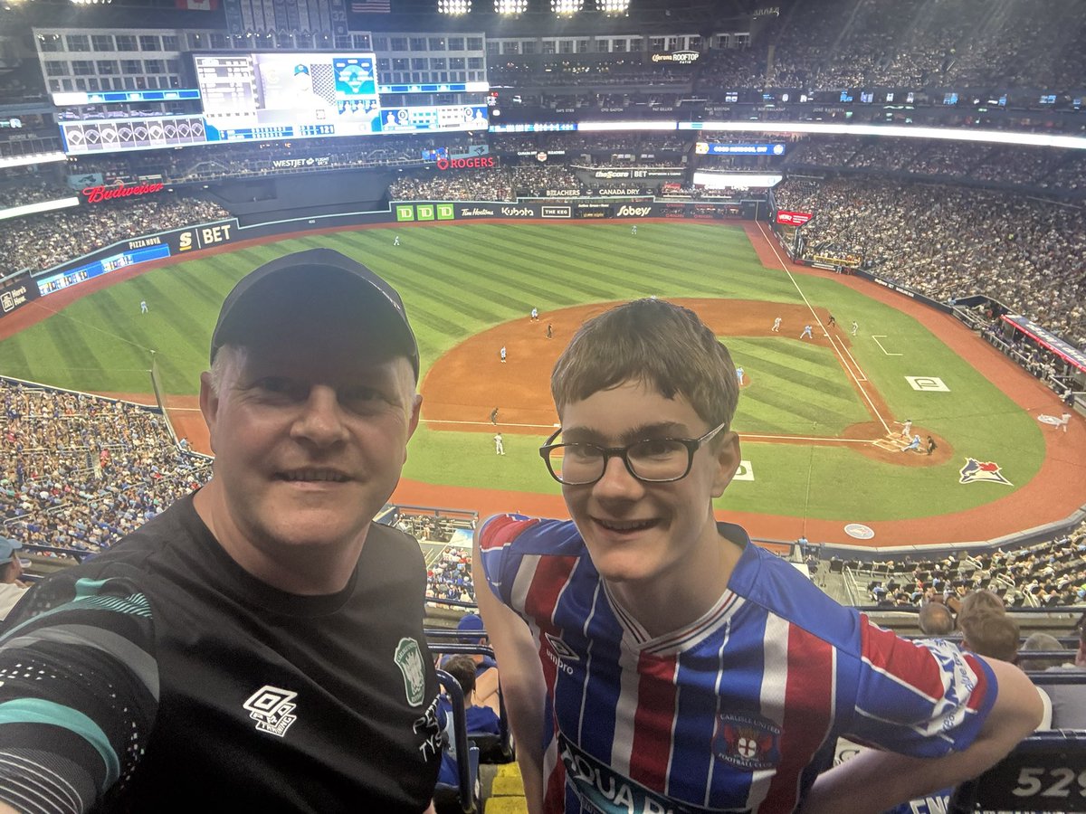 marc8382's tweet photo. Blues on Tour #CUFC Roger’s Centre for #Cubs #BlueJays #MLB https://t.co/BP5aZbg6e4