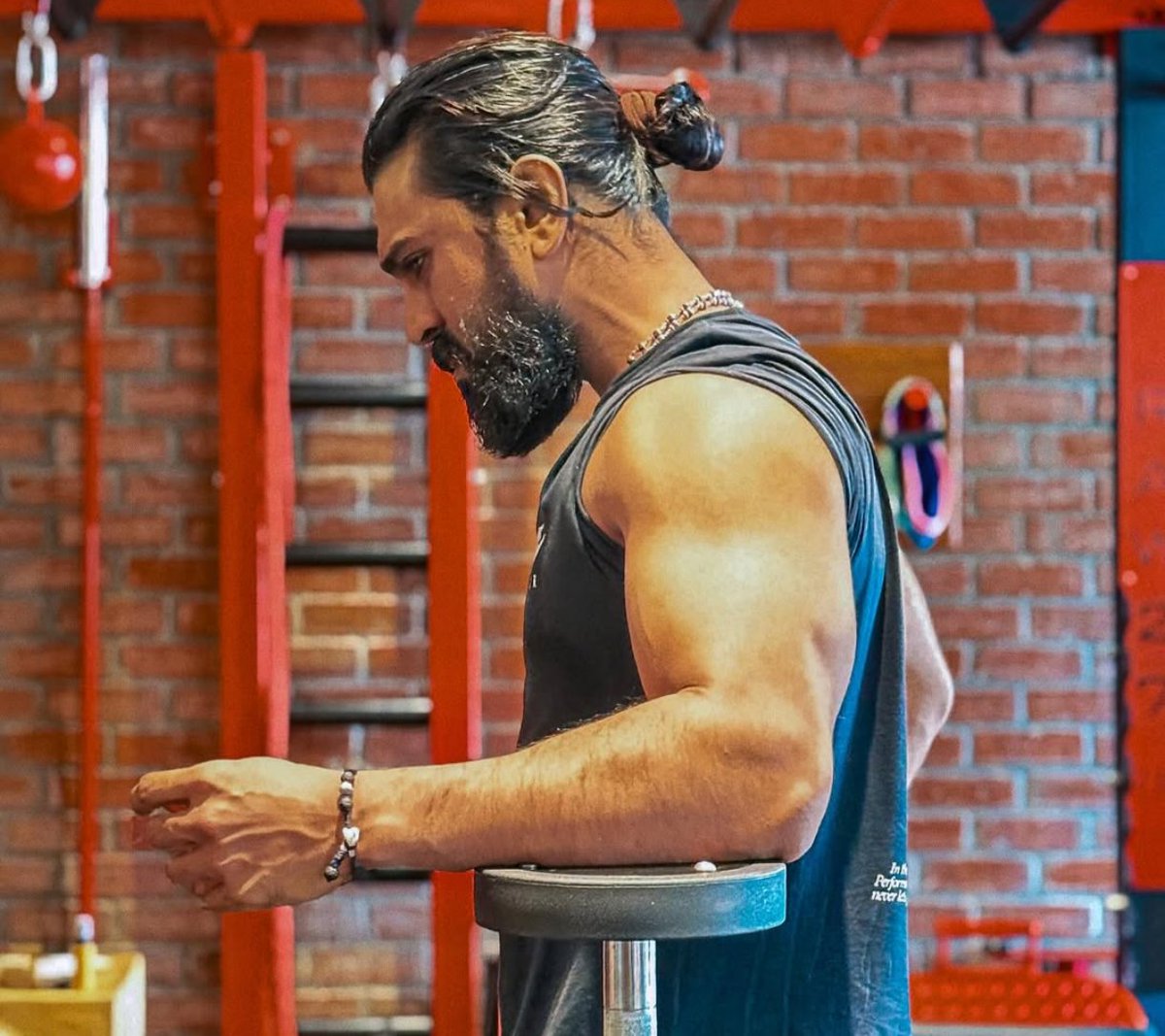 Thanos_Tweetss's tweet photo. The only top hero who works with passion, improves himself every day, and remains down-to-earth is @AlwaysRamCharan 👑 https://t.co/X6NqvaFaSN