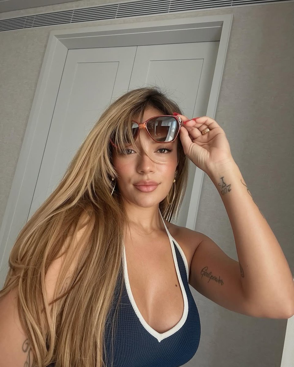 acervokarol's tweet photo. oh karol g is serving FACE CARD https://t.co/h8286QuUed