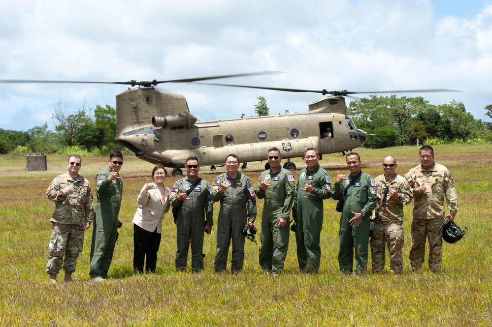Aaron-Matthew Lariosa (@aaron_matthewil) on Twitter photo Lt. Gen. Arthur Mirasol Cordura, the commanding general of the Philippine Air Force, witnessed a Hawaii Army National Guard aerial demonstration involving Chinooks and Blackhawks last week. 
๐ธ Tech. Sgt. John Linzmeier Lt. Gen. Arthur Mirasol Cordura, the commanding general of the Philippine Air Force, witnessed a Hawaii Army National Guard aerial demonstration involving Chinooks and Blackhawks last week. 
๐ธ Tech. Sgt. John Linzmeier