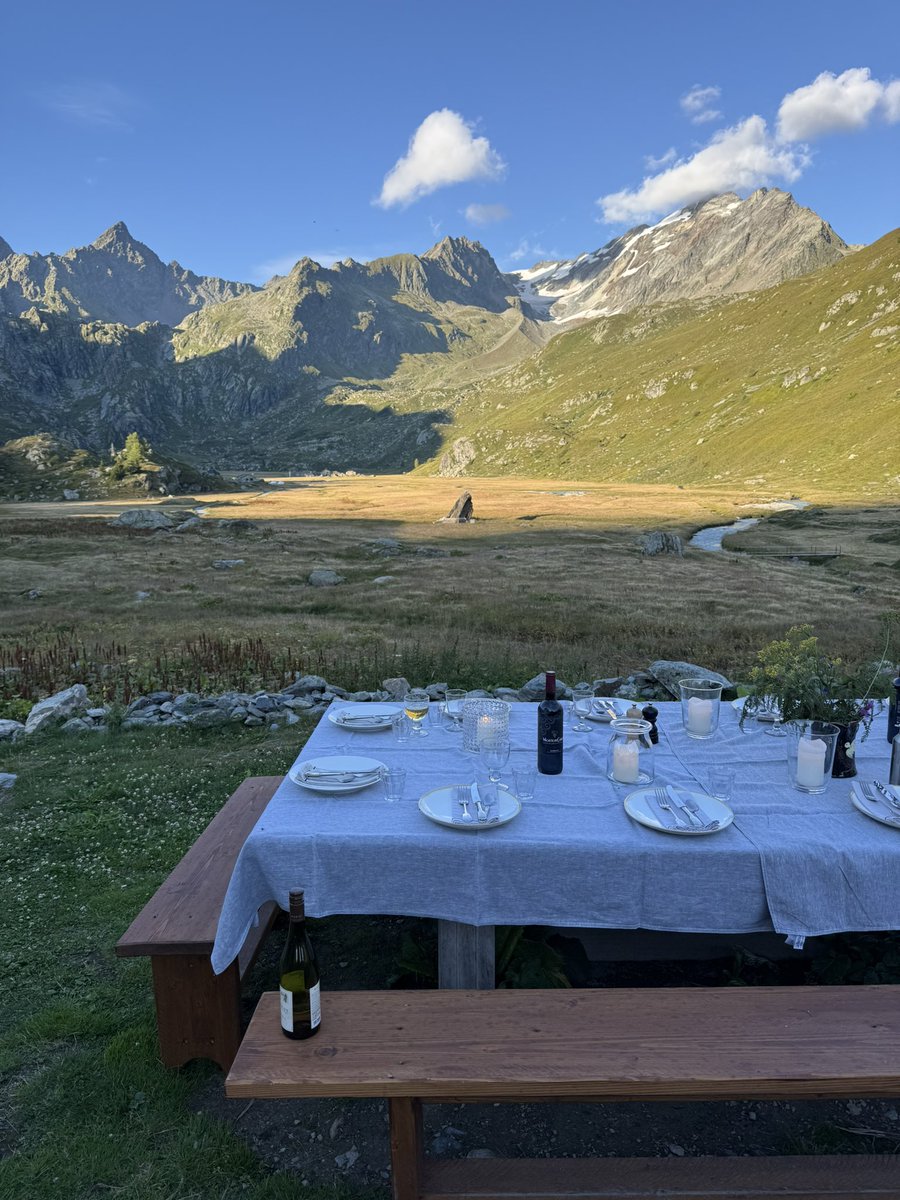 kev_marciano's tweet image. Table for 6 please 🏔️