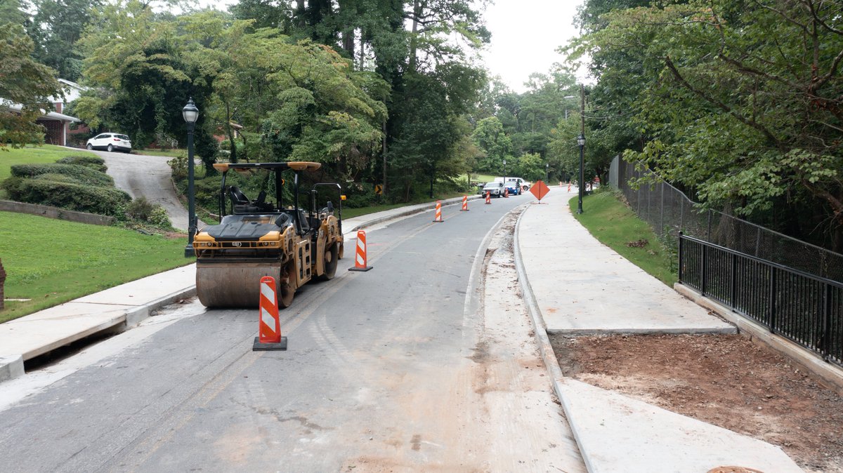 Fresh pavement and better commutes are rolling out on Cascade Road! This week, ATLDOT has been milling and resurfacing the roadway between Lynhurst Drive and Willis Mill Road. Round-the-clock scheduling will continue until this phase is complete. Thank you for your patience!