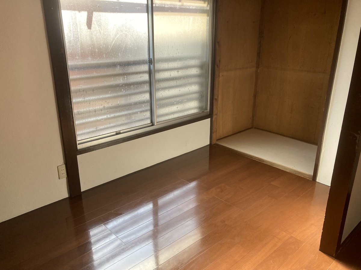 Ujb51FGF1DXc3Gn's tweet photo. 便利屋はちえもん（仮名）活動報告

先日、大家のこっこ様所有のタテハマ戸建の美装を実施させていただきました。

当初、1日で終わらせる予定でしたが、熱中症の症状が出てきた為、後日仕切り直し。

こっこ様、こっこ様のお母様より『新築のよう😊』とお褒めのお言葉をいただきました。 https://t.co/21PwJA1xfZ