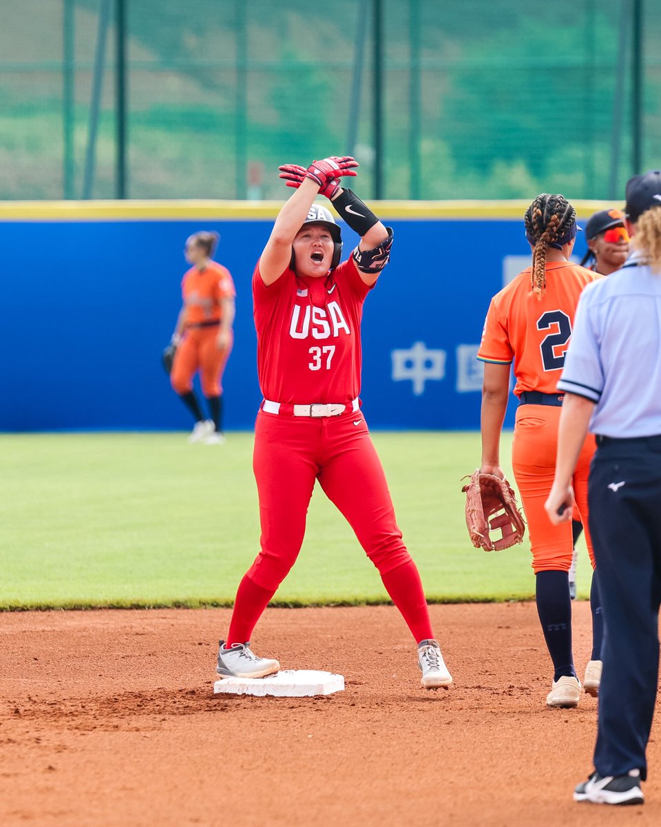 USASoftballWNT's tweet image. @hannahFlippen gets the party started with a 2-run double! 💥

⬇️1️⃣ | 🇺🇸 2 🇳🇱 0