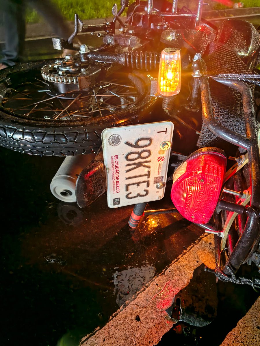 #Lamentable || Muere motociclista tras accidente, en #PeriféricoSur metros antes de avenida #DeLasTorres, colonia #Arenal <a href="/TepepanVecinos/">TEPEPAN VECINOS</a>, límites de las <a href="/TlalpanAl/">Alcaldía Tlalpan</a> y <a href="/XochimilcoAl/">Alcaldía Xochimilco</a>.

El área ya está resguardada por elementos de la Secretaria de Seguridad Ciudadana, se espera el