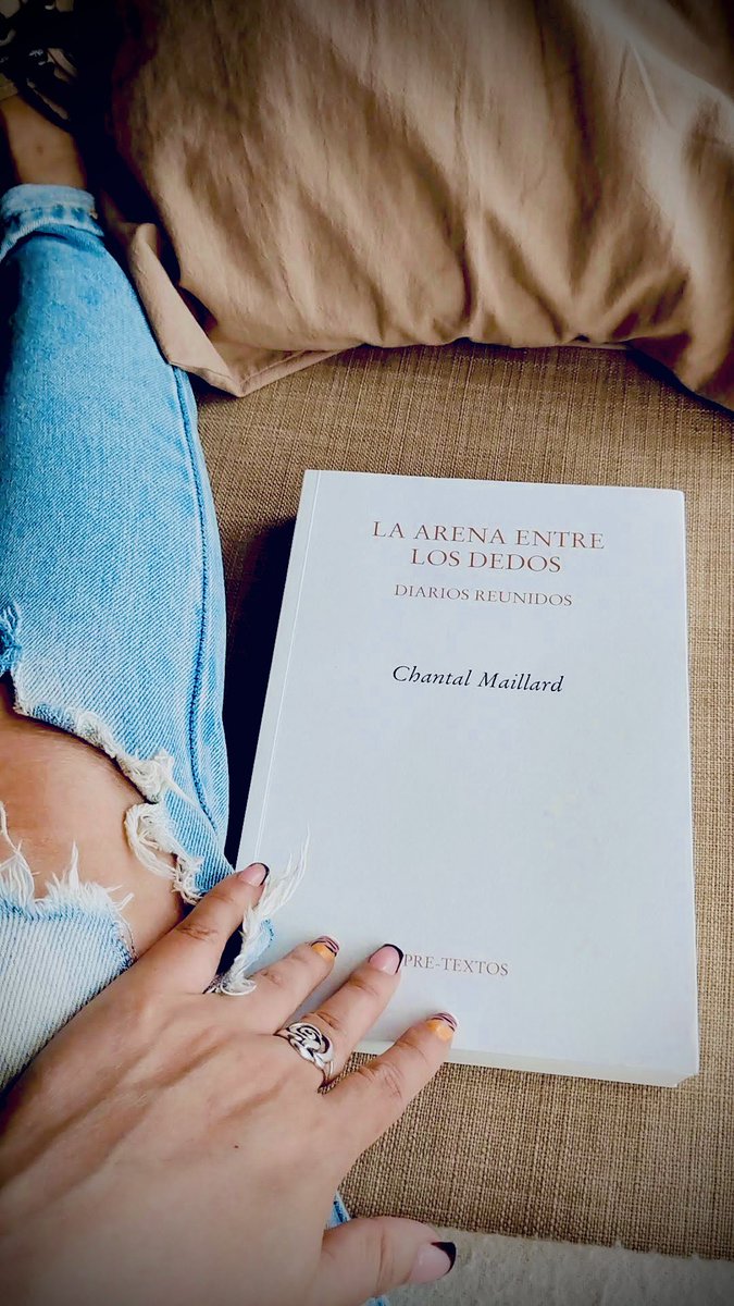 Chantal Maillard

«No llamemos amor a los gestos que entorpecen el camino de aquellos a quienes decimos amar. No llamemos amor a la necesidad, al miedo, o a la comodidad. Y no hagamos de la confianza la red que nos mantiene atrapados en las aguas que envenenan estos sentimientos»