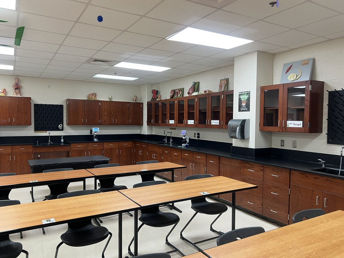 Enjoyed getting to show off some of the digital microscopes that I got from my Comal Education Foundation grant at Rising Hawks! My new students, and their parents, really enjoyed seeing them! Thank you, CEF! <a href="/Comal_EF/">ComalEducationFoundation</a> <a href="/CLHSPrincipal/">Mark Oberholtzer</a> <a href="/jessicamccoyAP/">Jessica McCoy</a> <a href="/Ms_Raabe/">Liesel Raabe</a>