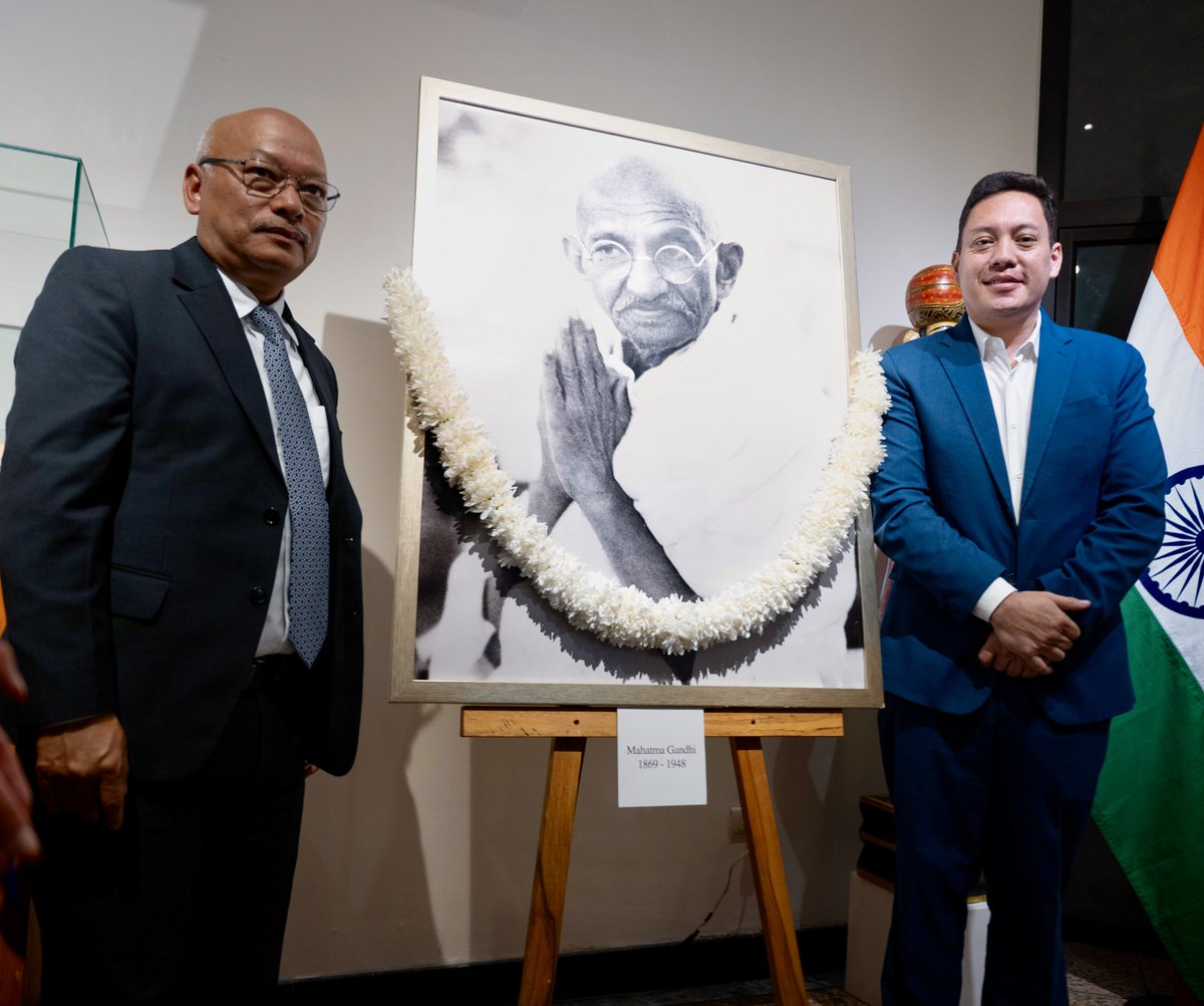 🇮🇳 Hace unos años conocí la #India, una tierra con una historia milenaria. Hoy, un pedacito de ella está en Cuenca.

🖼️ Inauguramos junto a Su Excelencia Shri Vanlalhuma, Embajador de la República de la India en Colombia y concurrente con Ecuador, la muestra “Gandhi y la India