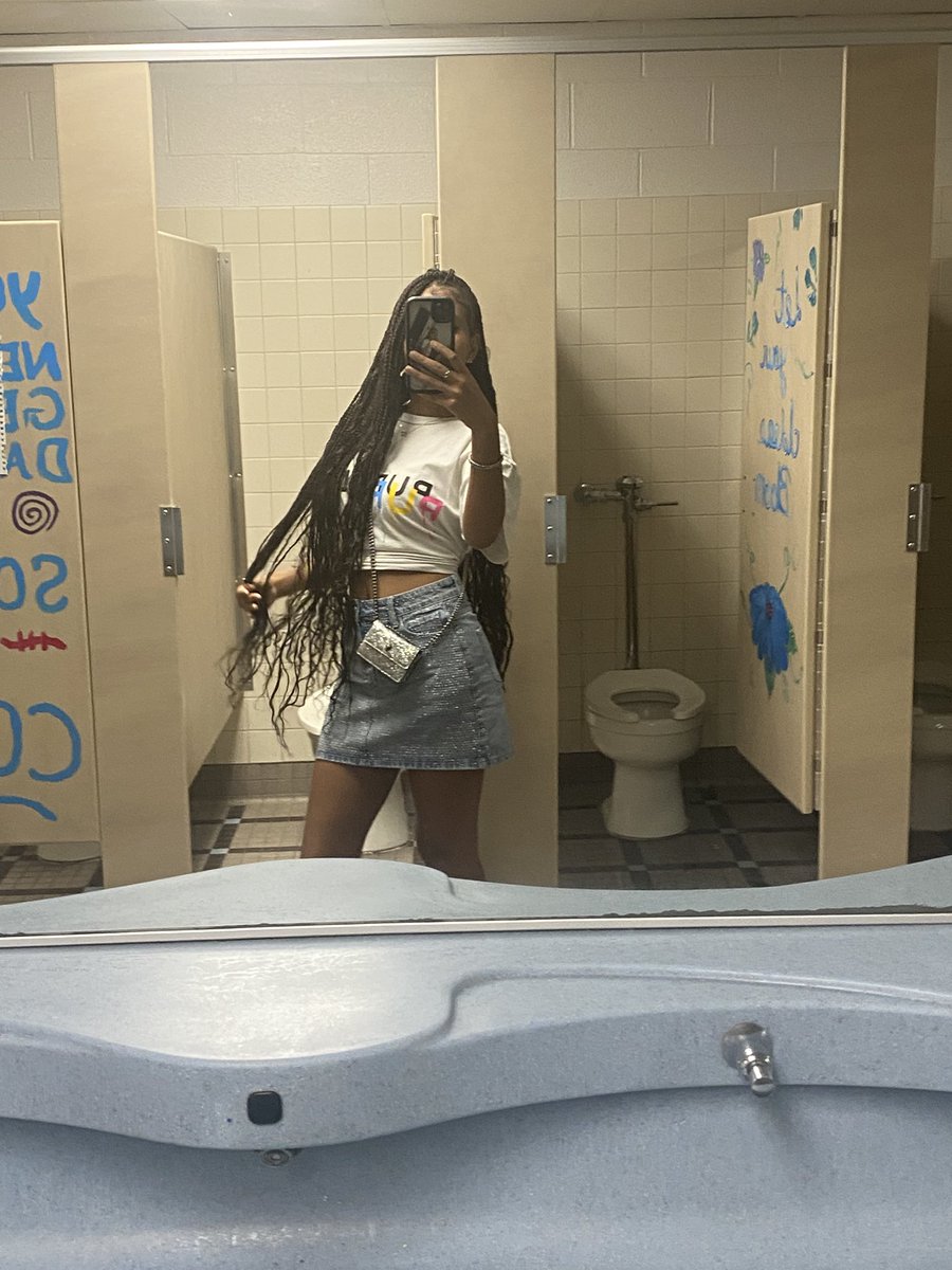 rahimaasuraii's tweet image. hey now #firstdayofschool #flyshit