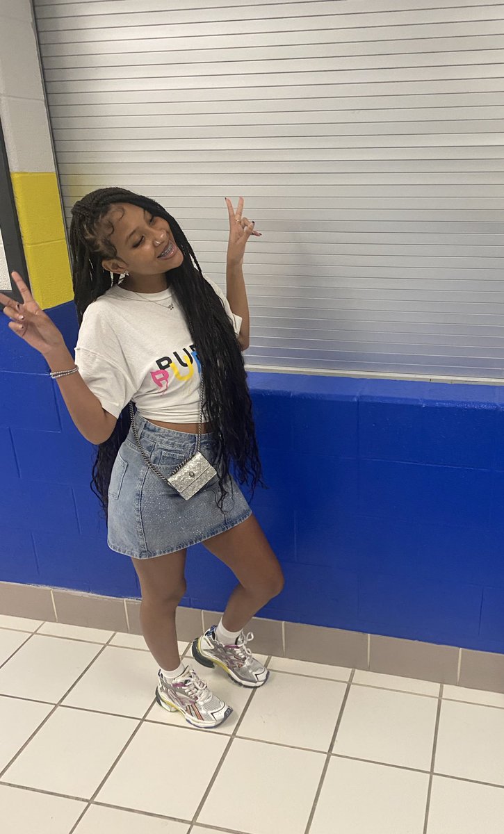 rahimaasuraii's tweet image. hey now #firstdayofschool #flyshit