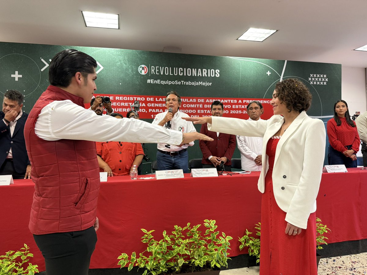 Jorge Meade Ocaranza (@jorge_meade) on Twitter photo En representación del Presidente del <a href="/PRI_Nacional/">PRI</a> <a href="/alitomorenoc/">Alejandro Moreno</a> , tomé protesta a <a href="/AbiArredondo/">Abigail Arredondo</a> y Camilo Medina como presidenta y secretario general del <a href="/PRIQueretaroCDE/">PRI Querétaro</a>
El partido fortalece su estructura territorial rumbo al 2027.
#PRI
#Queretaro En representación del Presidente del <a href="/PRI_Nacional/">PRI</a> <a href="/alitomorenoc/">Alejandro Moreno</a> , tomé protesta a <a href="/AbiArredondo/">Abigail Arredondo</a> y Camilo Medina como presidenta y secretario general del <a href="/PRIQueretaroCDE/">PRI Querétaro</a>
El partido fortalece su estructura territorial rumbo al 2027.
#PRI
#Queretaro