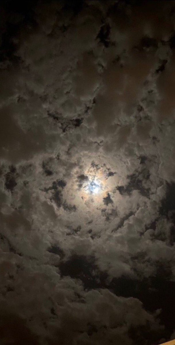 حتى الغيوم تغار و تغطي قمرها
شلون 
تبيني ما اغار و انتي عيوني❤️