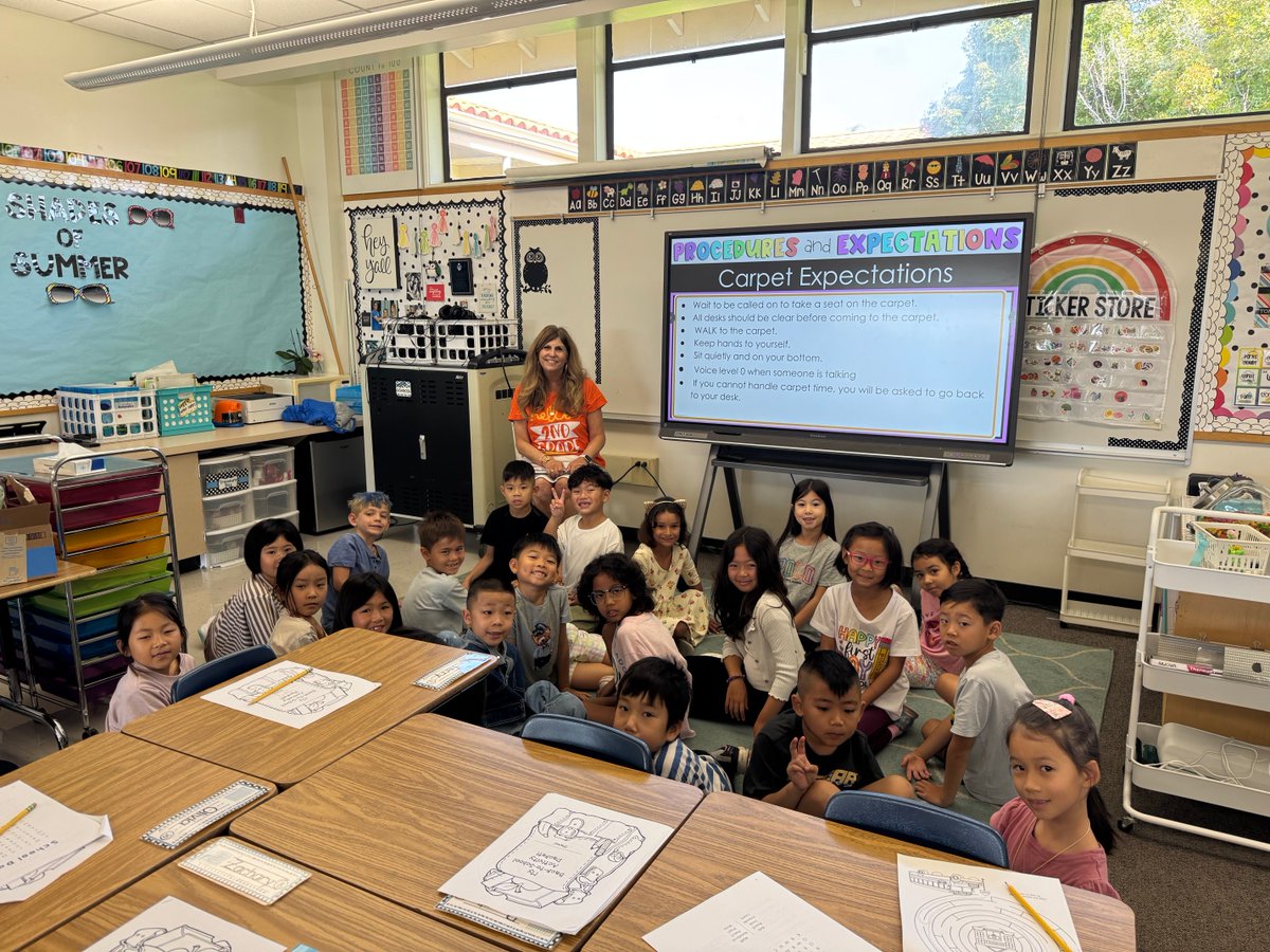 HEHMiddleSchool's tweet photo. Carver Elementary veteran teacher, Mrs. Diaz and her new students excitedly kicked off her first day of school today!!#CarverRocks! https://t.co/Dyt7OK46LZ
