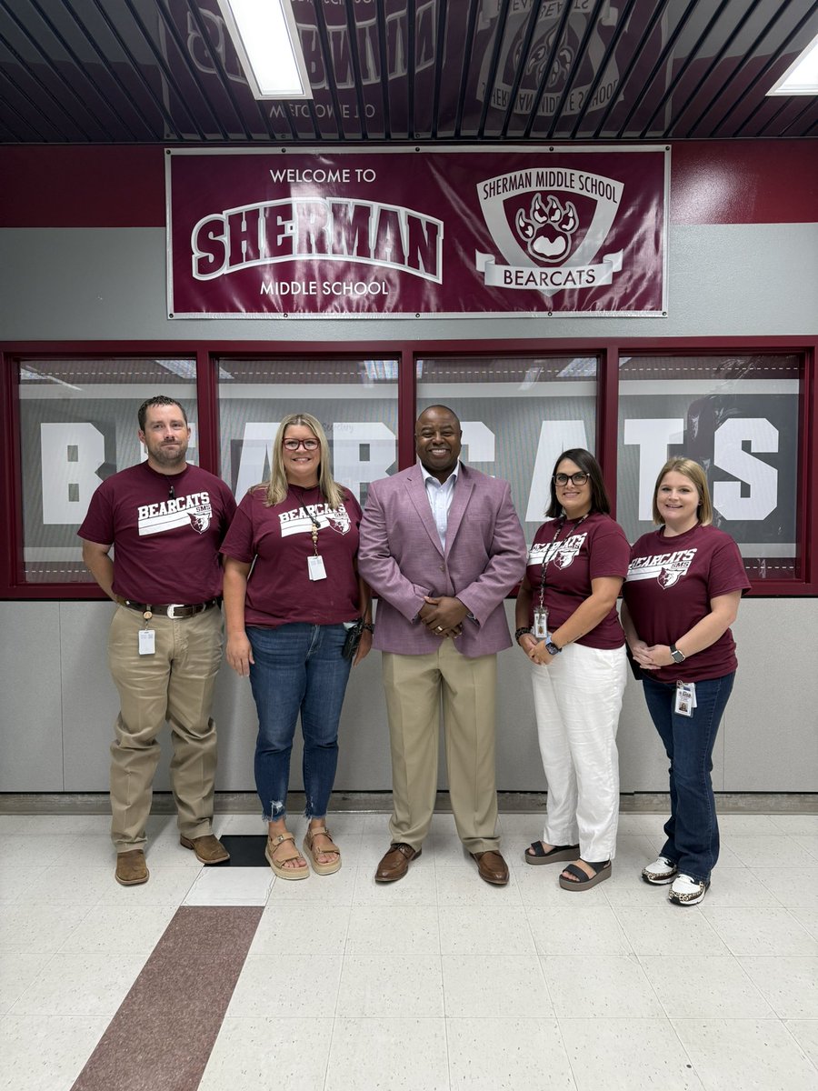 MrMaxSmith1's tweet image. First Day of School @SMSBearcats @ShermanISD with this fantastic group of administrators, who I couldn't be more proud to serve our students and community with #OneTeam #OnePurpose #C2EXSMS