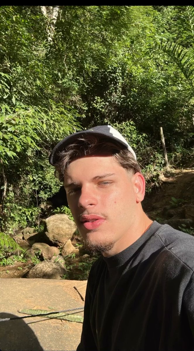 menino da galinha 🐔 tweet media