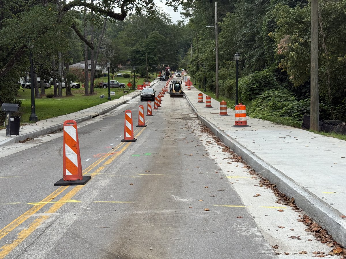 ⚠️🚧 Safety reminder! Crews are working days and nights on paving Cascade Road between Willis Mill Road SW and Kingsdale Drive SW. Drive slowly and observe caution while navigating around the closure areas, especially during the low-light hours.
#AtlantaTraffic #ATLTraffic