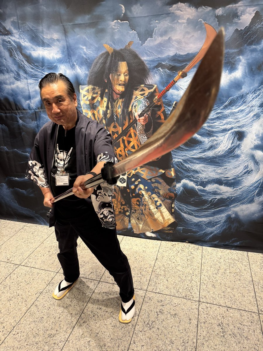 🏮#TokyoGinza夏祭り能楽堂🏮
4日目🍧本日も13:30よりお待ちしております！

ロビー内には船弁慶の特大フォトスポットが出現！背景の大波は夏祭り能楽堂のための特別デザイン🌊
能楽師より薙刀の構え方レクチャーを受けて、大迫力の記念撮影をしてみては📷✨

#観世能楽堂に来たよ #KanzeNohTheater