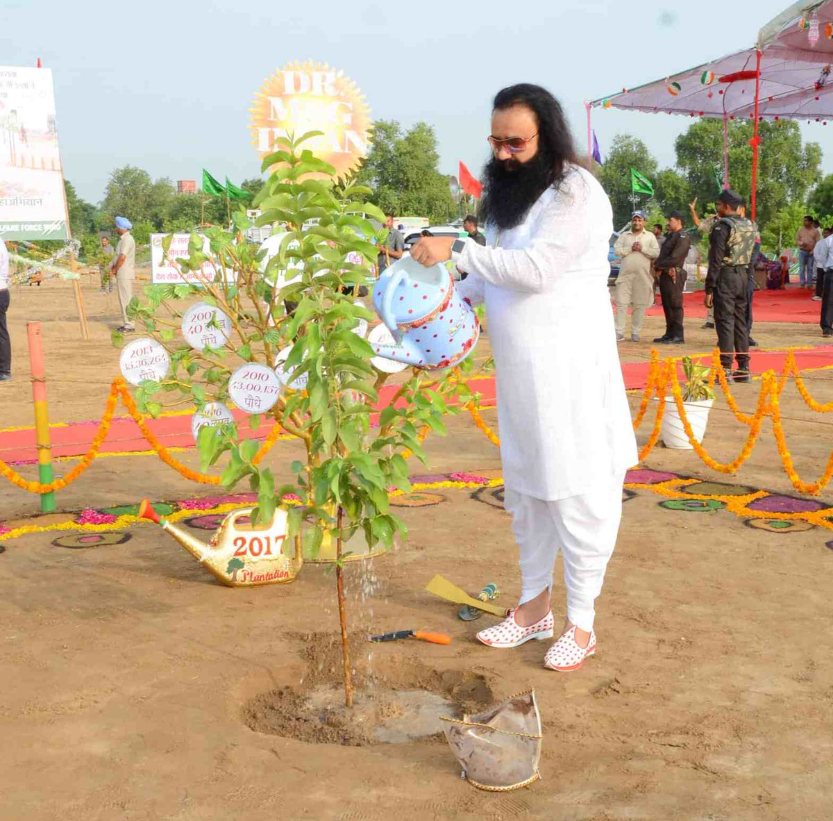 पर्यावरण संरक्षण के लिए पेड़ पौधे लगाना बहुत जरूरी है पुजनीय गुरु Saint Dr MSG Insan के जन्मदिन के अवसर पर आज पूरी दुनिया में डेरा सच्चा सौदा के करोड़ों अनुयायी पेड़ पौधे लगाकर अपने गुरु जी को #MyGiftToMSG कह रहे हैं।
#GoGreen