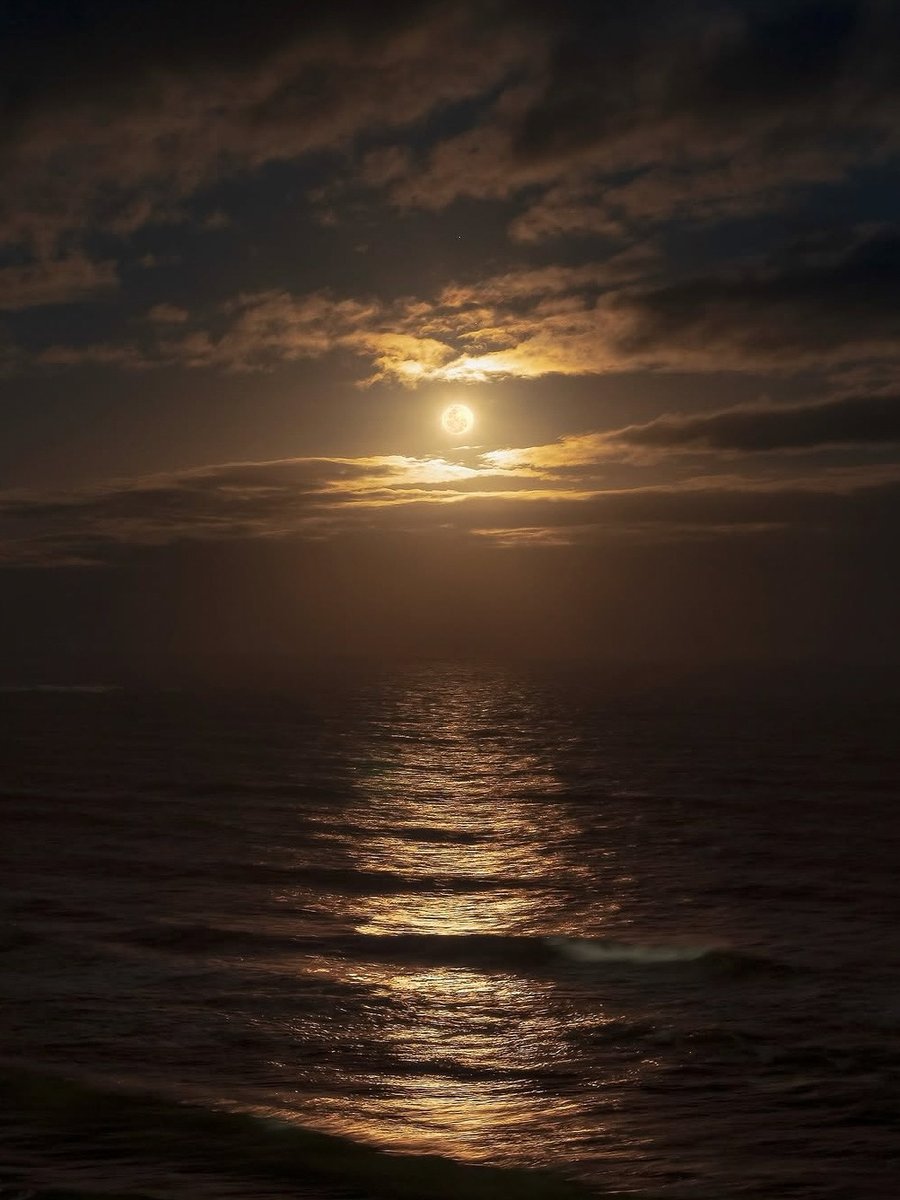 la luna y el mar