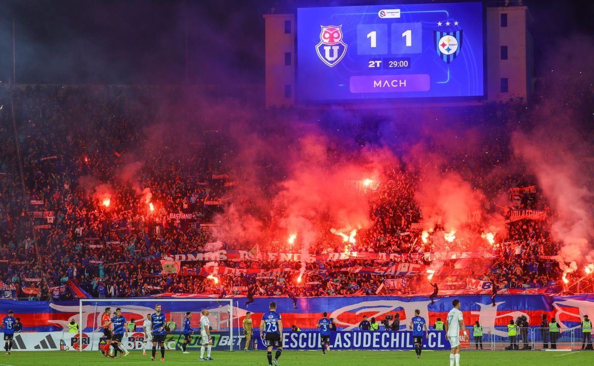 riversinfiltr0s's tweet photo. La U de Chile tiene una de las mejores hinchadas de Sudamérica. Increíble. https://t.co/DrOTsEKfmE