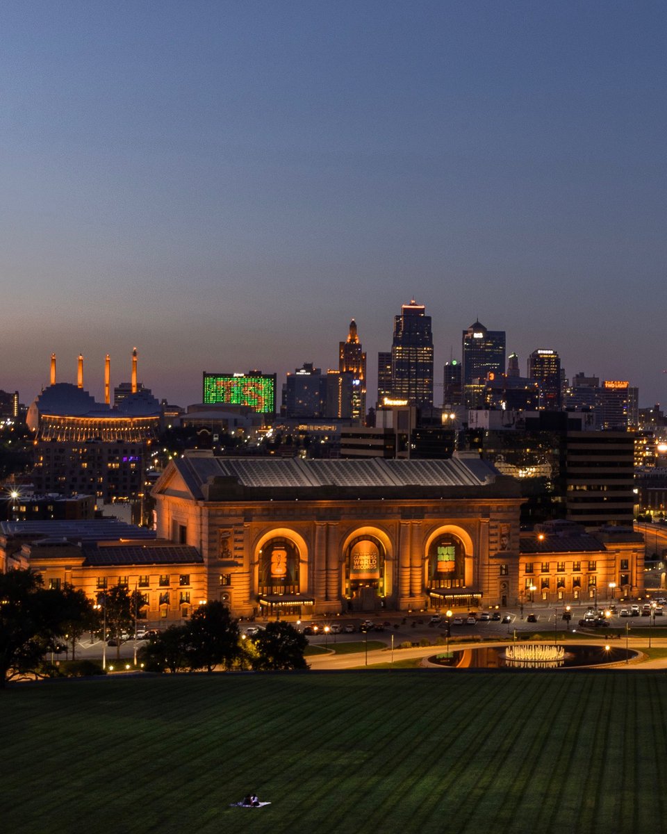 KansasCity's tweet image. It feels like a perfect night 🧡
