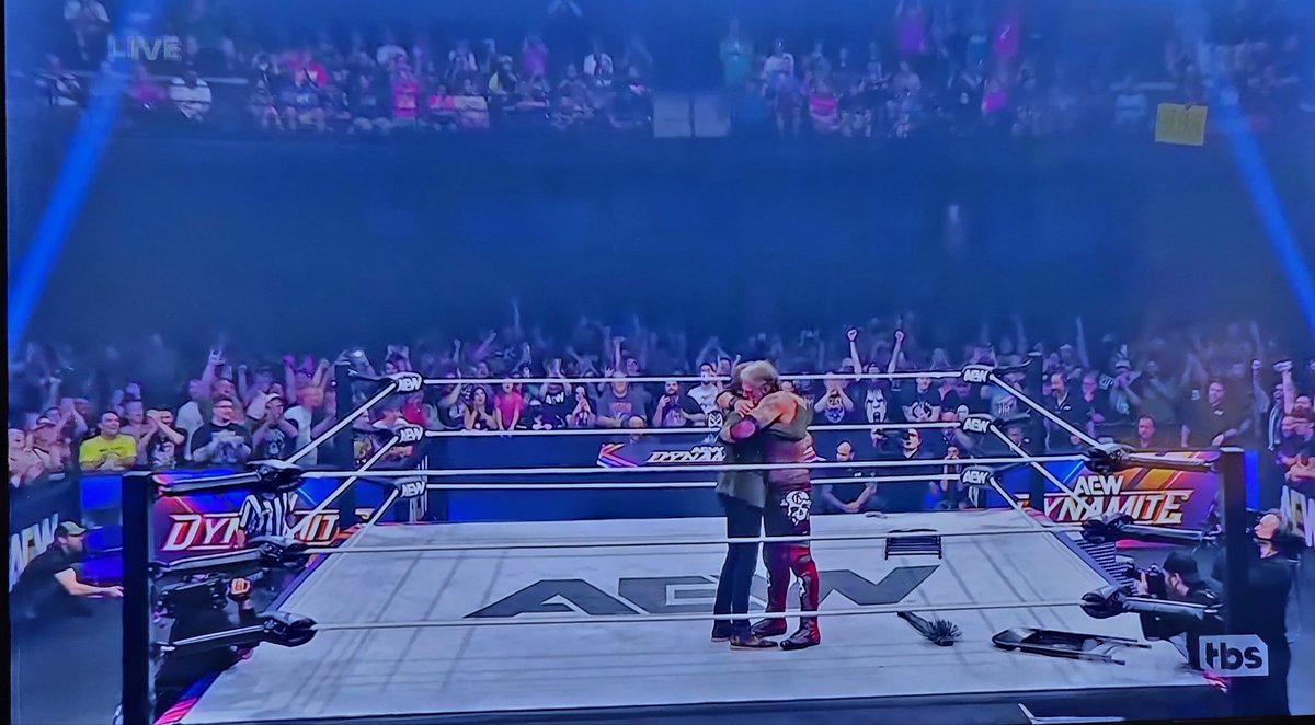 DanMurphy1984's tweet photo. Holy Shit!! @AEW On a hily shit kind of night! #Dynamite #AEW #benifitsofflashphotgraphy https://t.co/7RW6Wf9xrw