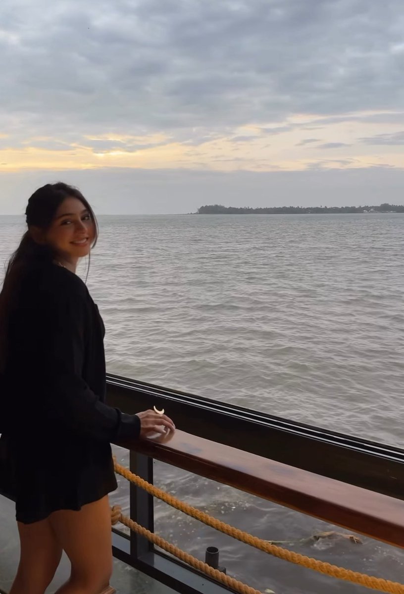 itnisibaat_'s tweet image. an icon!🦋❤️ | #nititaylor