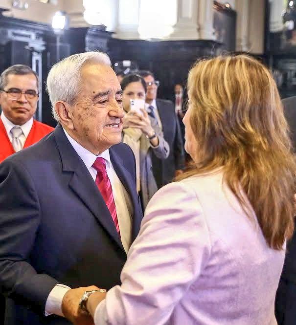 Marcelvelazq's tweet photo. ¡Cuántos muertos en ese saludo! ¡Cuántas manchas de sangre en esas pupilas!
¡Cuánta infamia en esas manos entrelazadas!
#Dina  #GrupoColina https://t.co/csMGOmoRSg