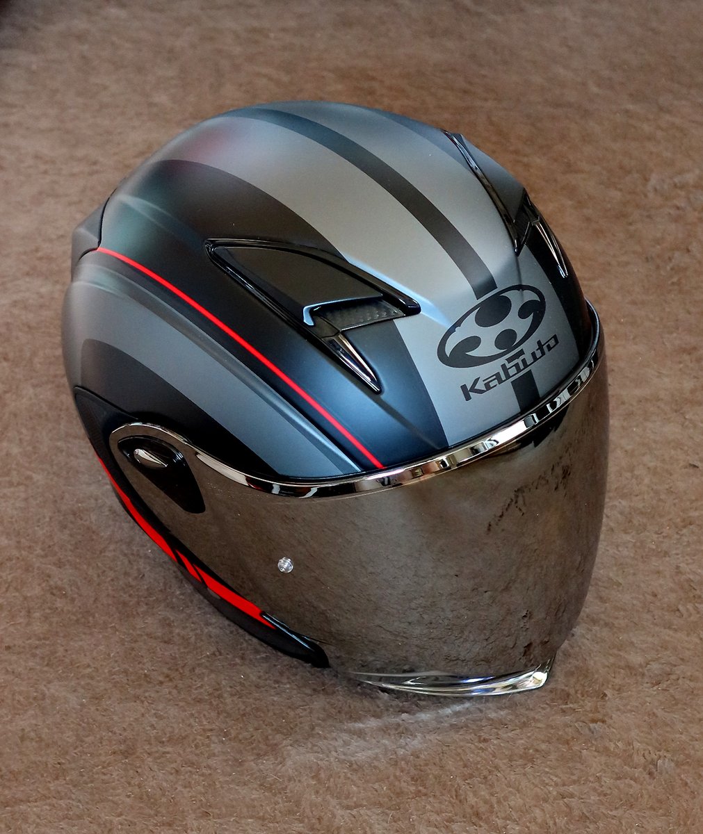 kazewatari's tweet image. ここ数年夏の気温が高く、秋が従来の夏の様な感じ😖
ヘルメットは、#OGKカブト の #RYUKI と言うフルフェイス（システムヘルメット）を年間通して使って居ます😃
が…暑さに耐えられず😂、夏～秋用にジェット型の #EXCEED2 を購入😅
とりあえずシルバーミラーシールドにして、ピンロックも取り付け🏍️