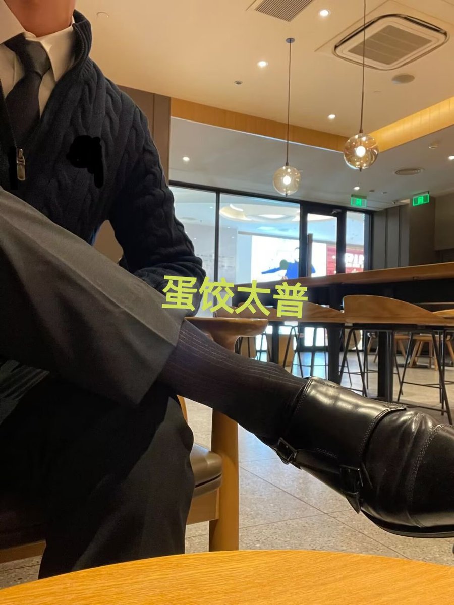 WowWangder's tweet photo. 一认识了六七年的直男帅哥，25/179/43汗脚，因为工作性��平常基本都是穿正装皮鞋黑袜，不定期全国各地国内外到处跑。
袜子50一双，两双包邮。东西都他本人直发没有中间商赚差价，感兴趣的可以私聊我。下面废话不多说上帅图，都他自己拍的。#直男崇拜 #臭脚爸爸  #正装黑袜 https://t.co/hFHbKp4bsQ