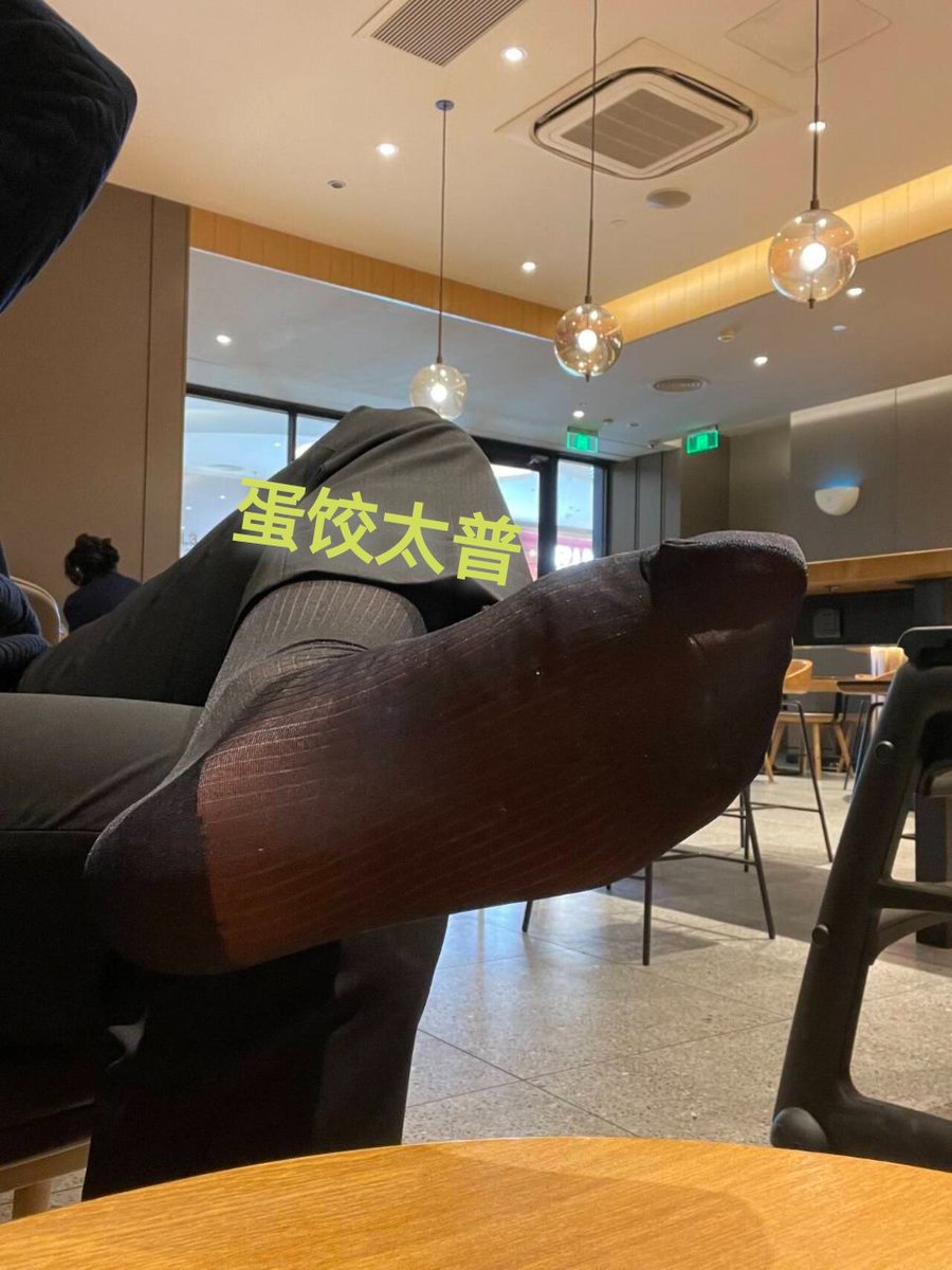 WowWangder's tweet photo. 一认识了六七年的直男帅哥，25/179/43汗脚，因为工作性��平常基本都是穿正装皮鞋黑袜，不定期全国各地国内外到处跑。
袜子50一双，两双包邮。东西都他本人直发没有中间商赚差价，感兴趣的可以私聊我。下面废话不多说上帅图，都他自己拍的。#直男崇拜 #臭脚爸爸  #正装黑袜 https://t.co/hFHbKp4bsQ