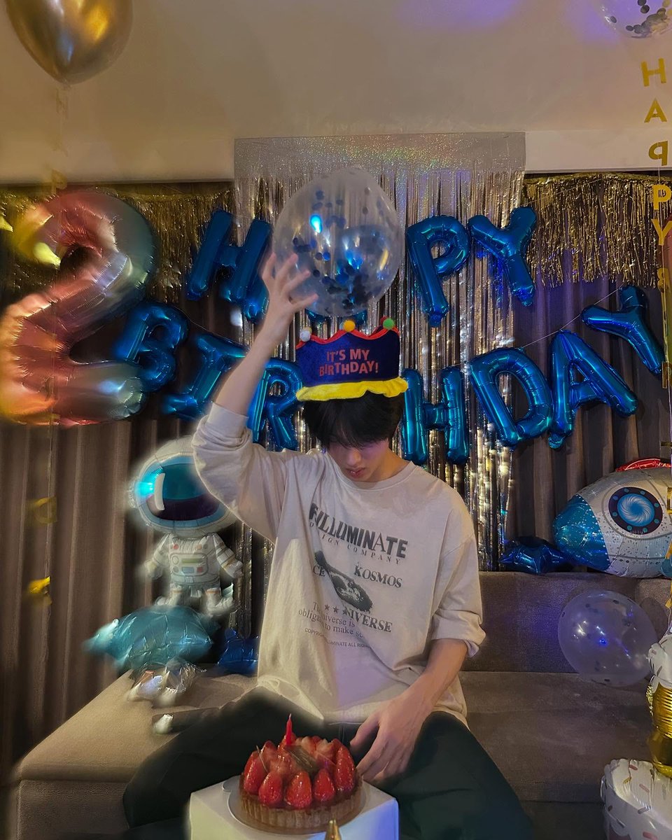 Serta mulia, <a href="/Gravestocne/">Darren.</a>. 
Terima kasih sudah berusaha sebaik mungkin sampai tiba di hari istimewa kamu lagi. 

Di umur yang baru ini, semoga kamu selalu dikelilingi segala hal baik dan semua yang sudah kamu panjatkan akan datang serta terwujud satu per satu.