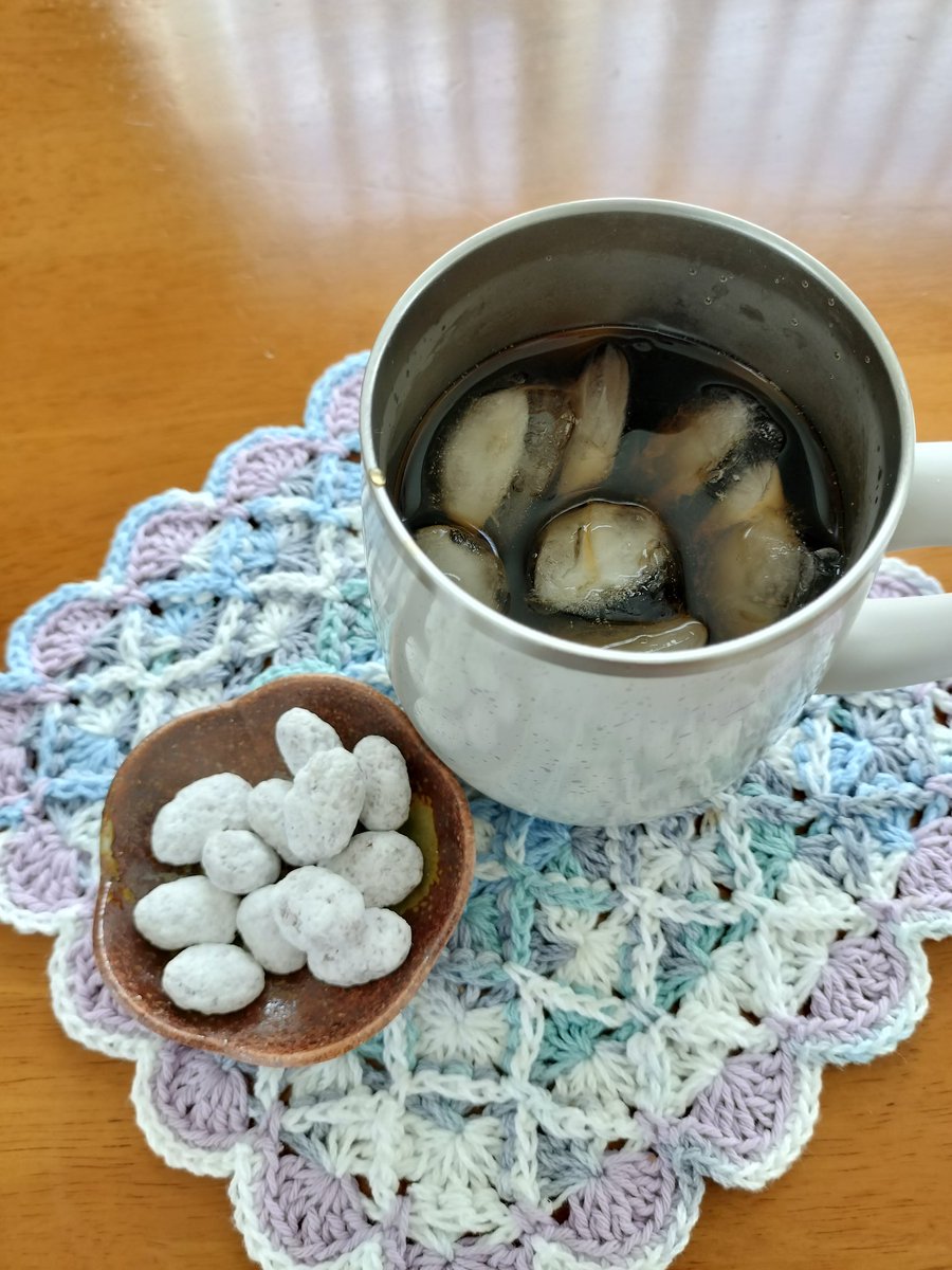 oira02042780005's tweet photo. #お盆休みの過ごし方
 
お盆の時期に無性に
食べたくなる　　
 #老舗銘菓  
#ハッカ樹氷
美味〜🤗

これまた
#HIGHFIVECOFFEE さんの
アイスコーヒーと
好相性🤗👍

相方に何としても
食べさせたかった
#のらいぬカフェ の
#豆乳担々麺とパフェ
美味しすぎ🤗

#笑う門には福来る https://t.co/ajPOL13keY