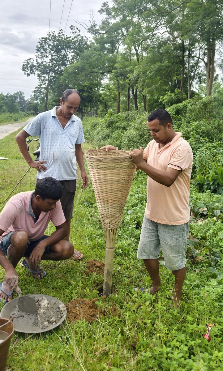chandan_kakati's tweet photo. বৃক্ষৰোপণ তথা প্ৰতিপালন আৰু স্বচ্ছতা ওঁ প্লাষ্টিক মুক্ত পথ হিচাপে গঢ়ি তোলাৰ প্ৰচেষ্টাত আমাৰ গাওঁৰ পথছোৱাত কিছু বাহেৰে নিৰ্মাণ কৰা ডাষ্টবিন ব্যৱস্থা কৰিছোঁ । উক্ত ডাষ্টবিন সমুহ ব্যৱহাৰ কৰি আমাৰ এই প্ৰচেষ্টা সহযোগী হবলৈ আপোনাসৱক অনুৰোধ জনালোঁ ।
#GoForGreen
#SwachhataHiSeva https://t.co/HR1VHfSt2G