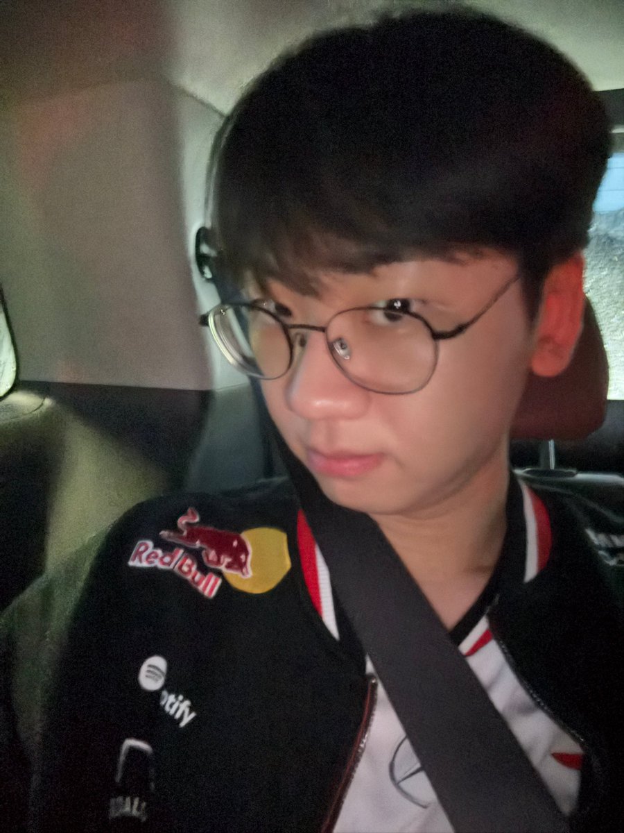 guketwt's tweet photo. sending this selfie before complaining about oner yesterday... #GETSSSSS https://t.co/yqBSxq8owN