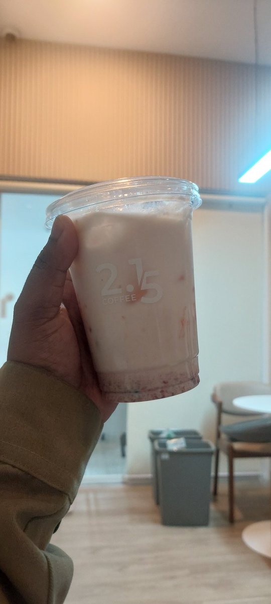 pickmae's tweet photo. 🍓+🥛 = 🤤 https://t.co/X07lkXnCZW