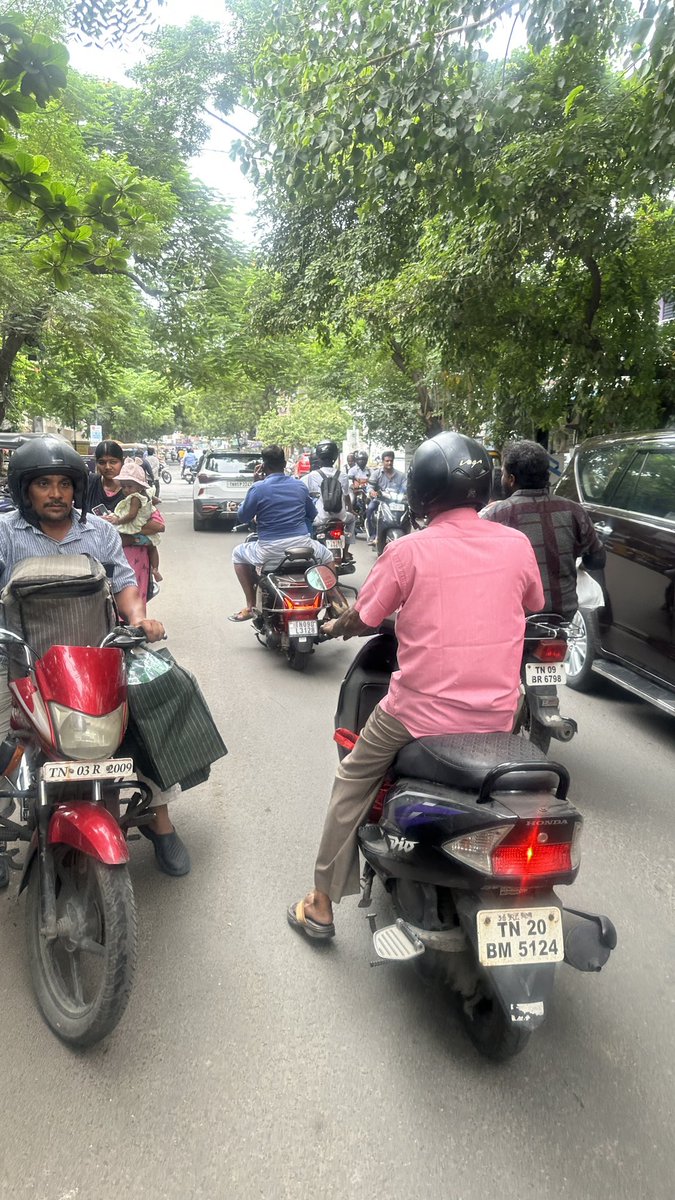angbird009's tweet photo. @ChennaiTraffic 
13th August 2025, 14.10 pm
7th Avenue Ashok Nagar, Chennai near GRT school
TN09DL3128- talking in mobile phone and not wearing helmet https://t.co/d9Js4IvbrC
