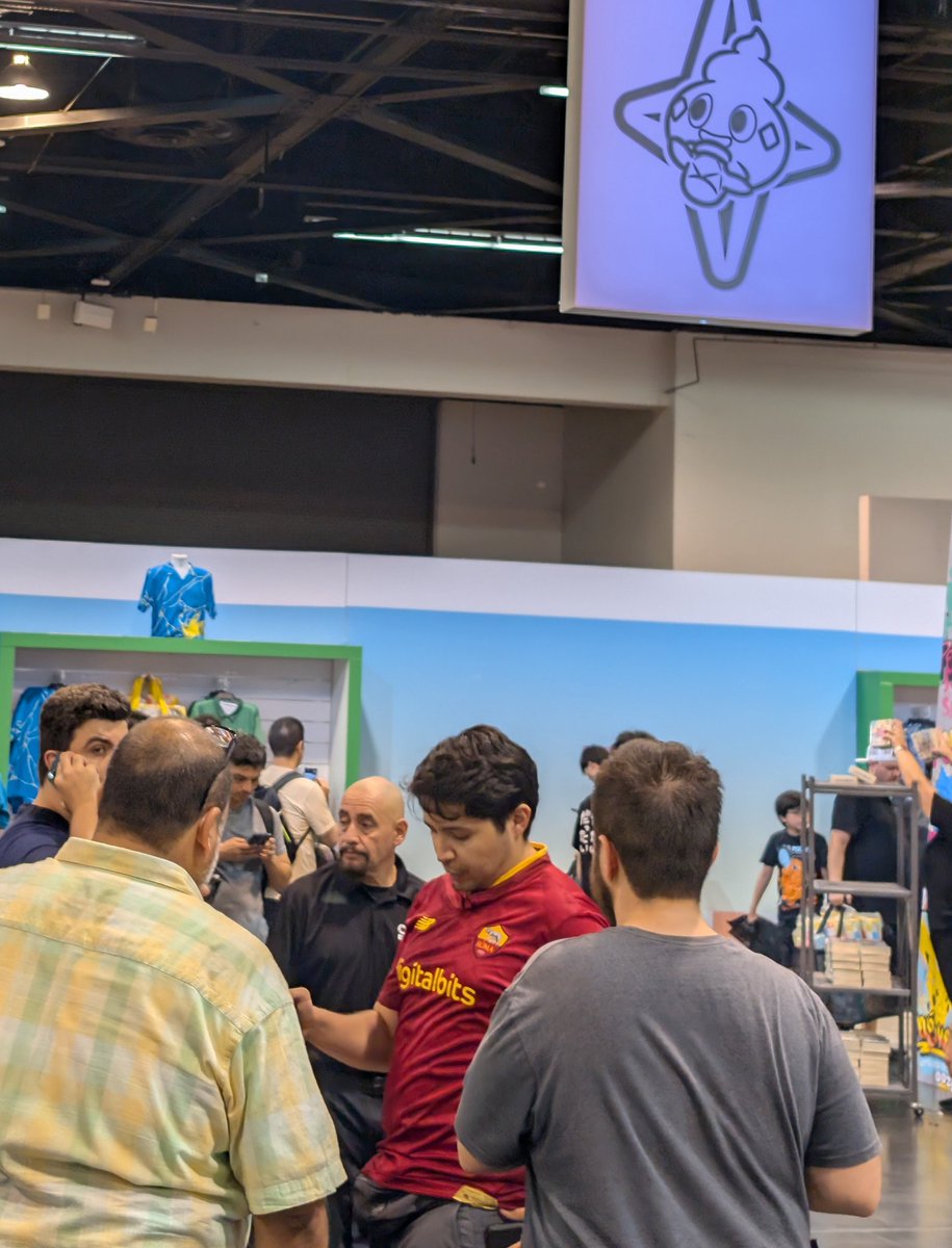 Mondiali di Anaheim 2025, Pokémon Center, tifoso romanista spagnolo con la maglia 22/23. Materiale per <a href="/ragionedistato/">La Ragione Di Stato</a> direi