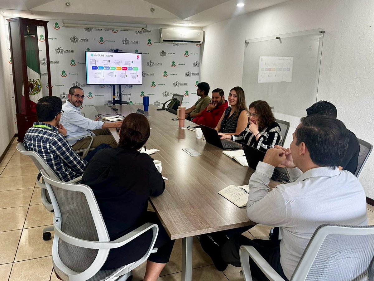 MonrazDiego's tweet photo. Hoy sostuvimos una interesante reunión con Vicente Torres @Elchnte representante en México de la Unión Internacional de Transporte Público @UITPLAD, junto con los equipos de @MovilidadZap, @SITEURJAL y @TransporteJal con quienes nos estamos preparando para el Mundial @Gdl2026 🏆 https://t.co/L2SpWtm8o1