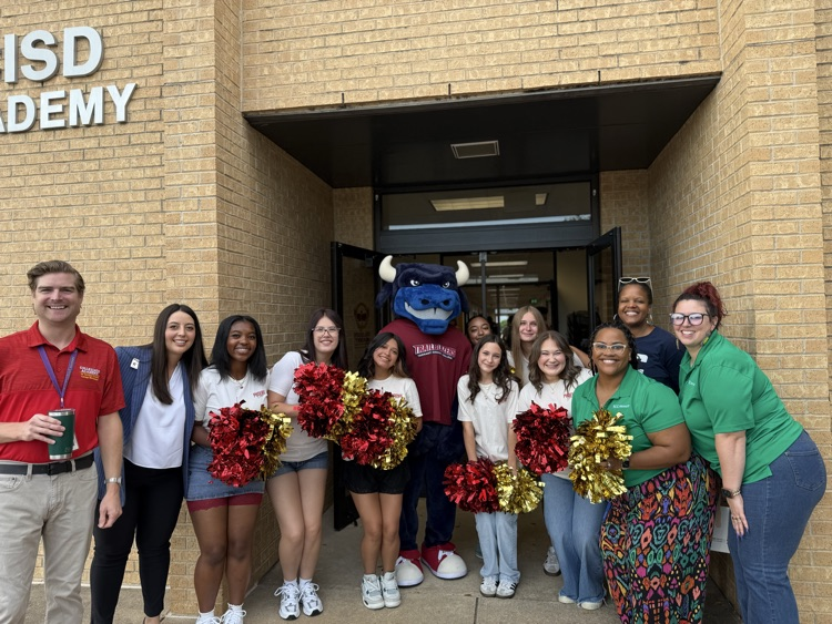 GCCA_PHX's tweet photo. Happy first day! We’re so excited to welcome our Phoenixes back to take on a brand new school year. Here's to a fantastic start 🥳 #PhoenixOn https://t.co/cl8QPY21A9