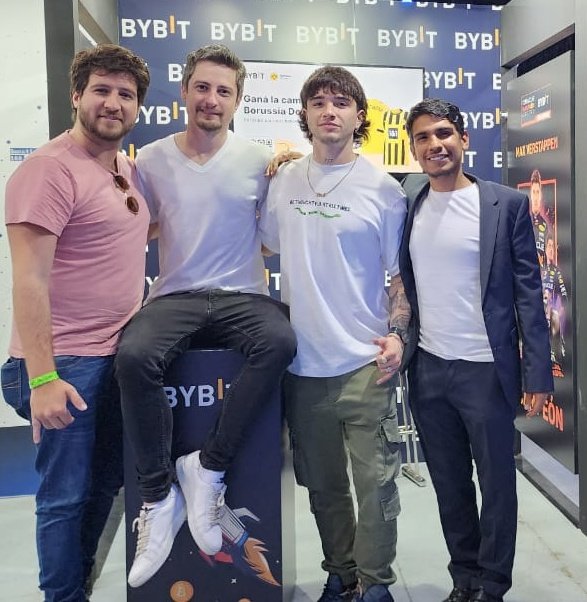 Julián Serrano era socio de Terrones Godoy y Sergio Morales que están siendo investigados por $LIBRA?

Son los dos de abajo en la foto de la izquierda y se parecen mucho a los de la foto de la derecha que abrazan a Julián Serrano.