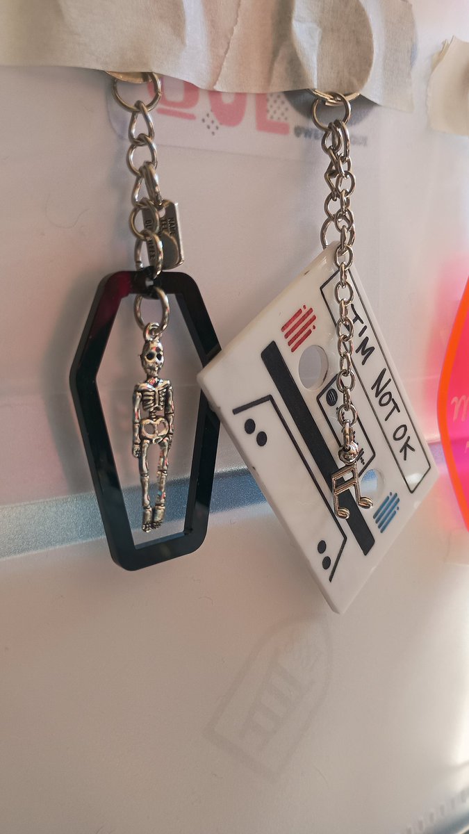 <a href="/lip_gloss_veins/">🍭ILLI THE PSYCHIC🍬</a> Hi, I made this keychain 💕