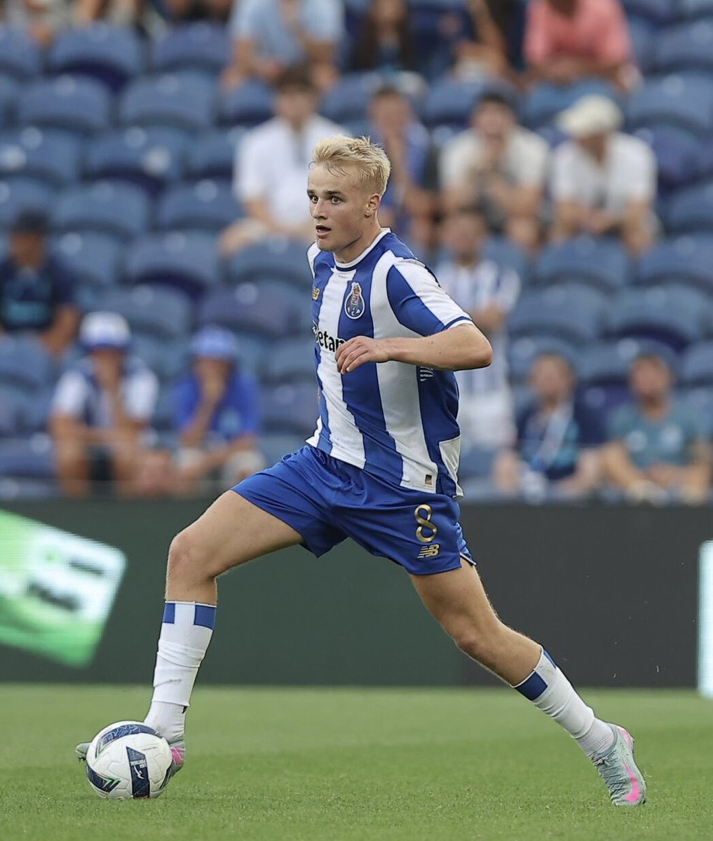 RadarScoutingPT's tweet photo. 🇩🇰 Victor Froholdt (2006) - A cumprir a sua primeira época como sénior, o médio dinamarquês tem vindo a ser o destaque do FC Porto. 💎

Médio destro, fisicamente robusto com grande capacidade física (1,87m), com grande perfil atlético e grande abrangência no terreno.

É um “8” bastante vertical, gosta de conduzir a bola em ações progressivas e é difícil de acompanhar devido à sua passada larga. Tem chegada à área com facilidade e é bastante resistente à pressão dos adversários, cobrindo e segurando a bola com qualidade.

Possui alto nível competitivo e boa capacidade de posicionamento defensivo, permitindo-o ter vantagem em antecipar ações adversárias e recuperar bola.